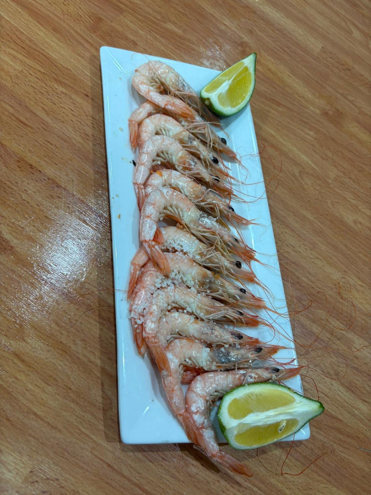 Bandeja de gambas cocidas con dos medias limas