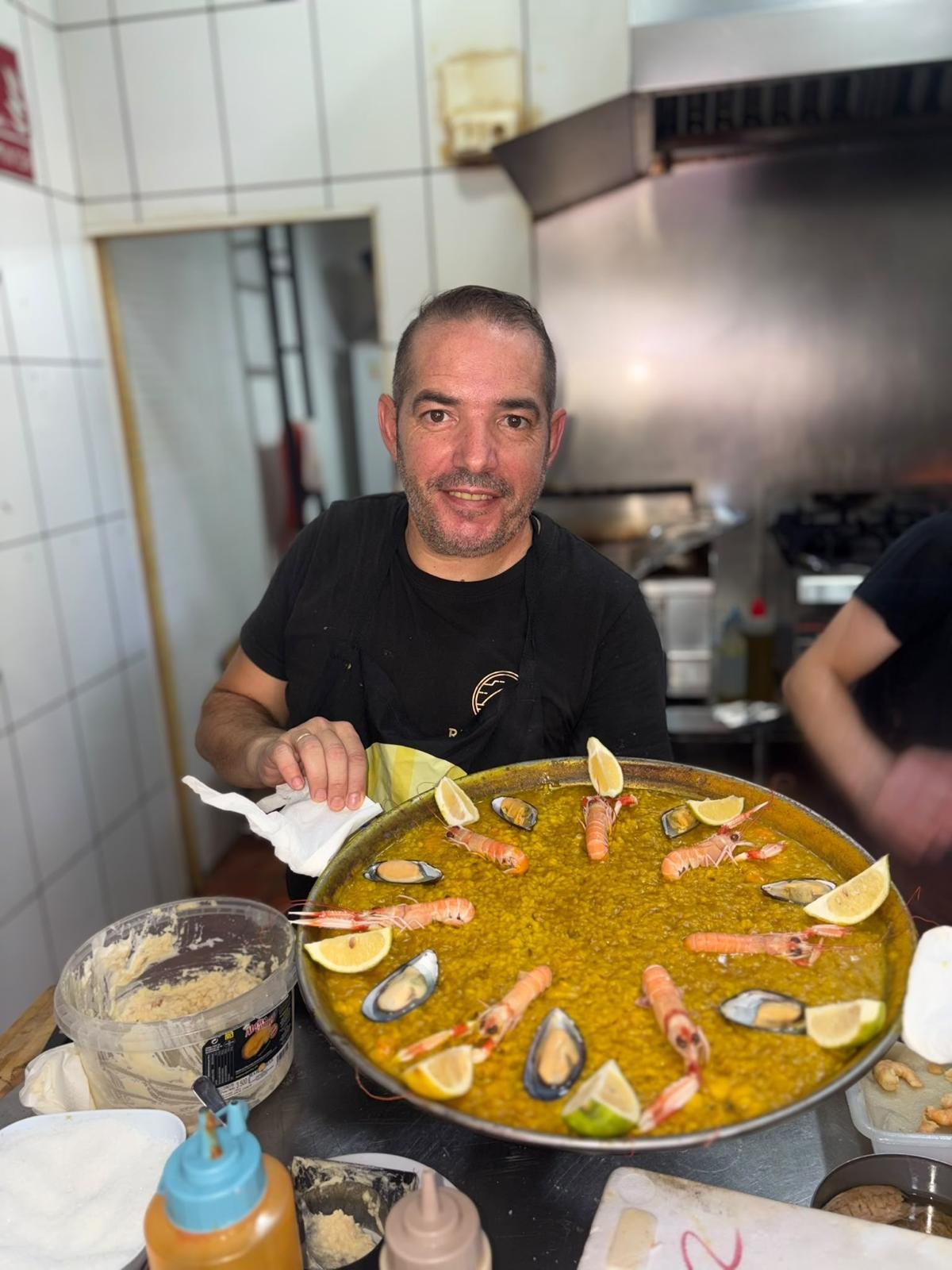 Paella de marisco en su paellera