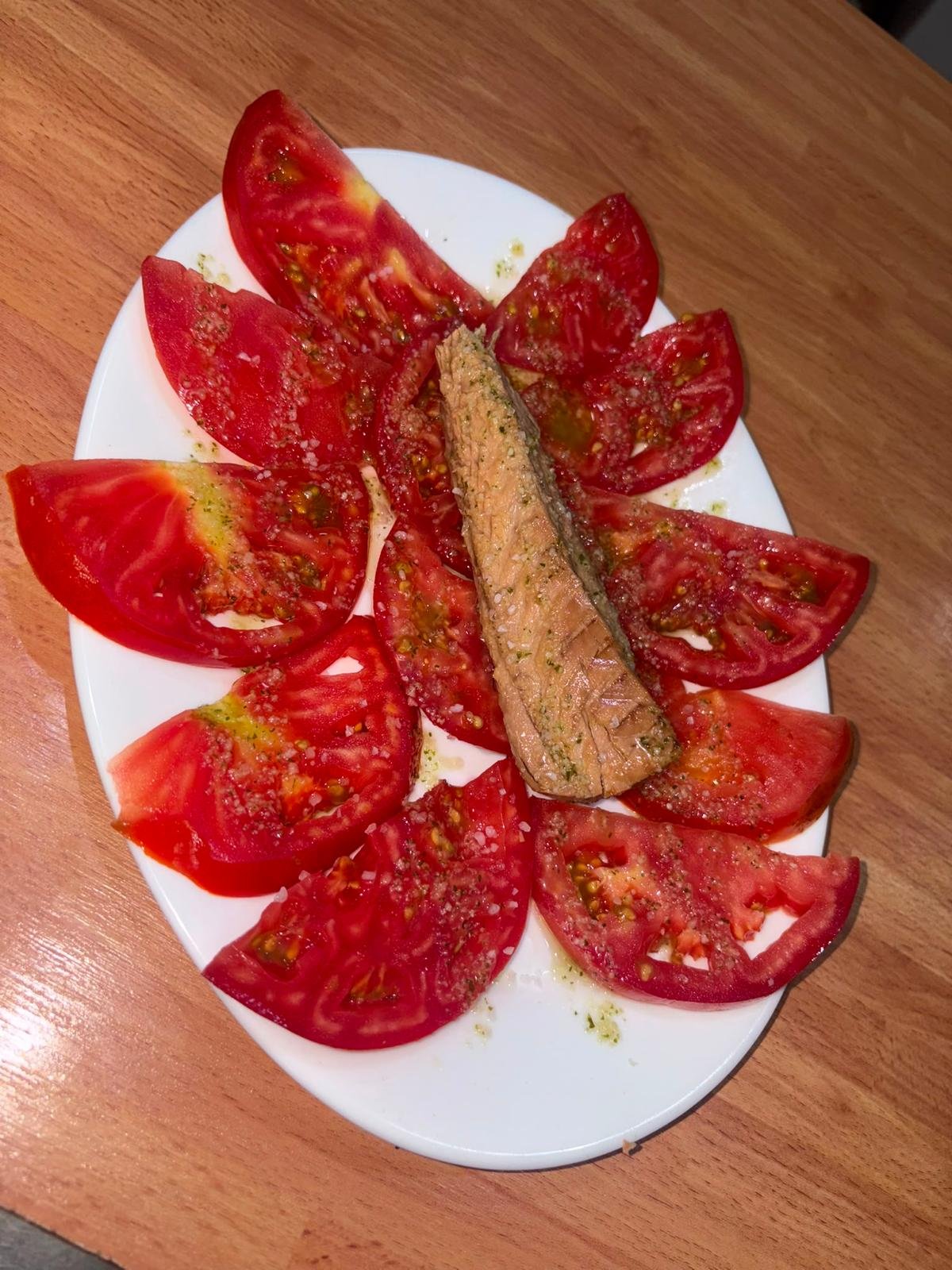 Tomate en rodajas con ventresca y aliño